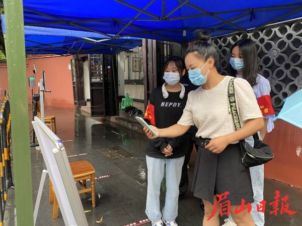 游客佩戴好口罩，扫码进入景区。
