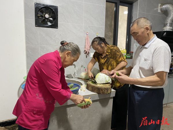 张尚秋夫妇和小女儿在厨房准备午餐。