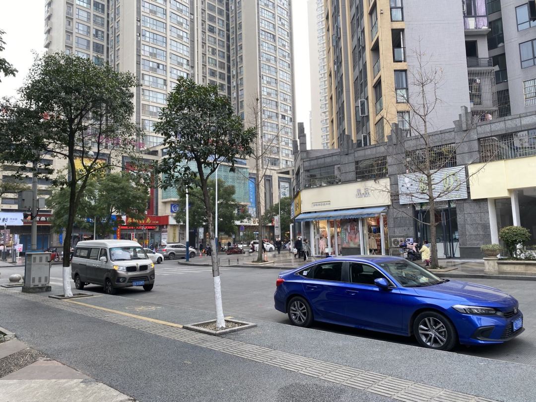 1月9日下午3时45分，公园入口处，两辆机动车辆乱停乱放。.jpg