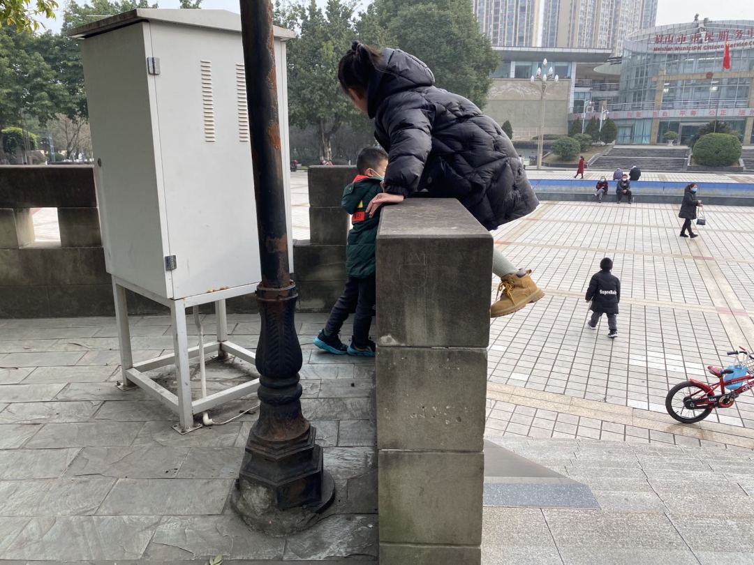 1月9日下午4时20分，公园主题雕塑区域，三名小孩随意攀爬、翻越栏杆。.jpg