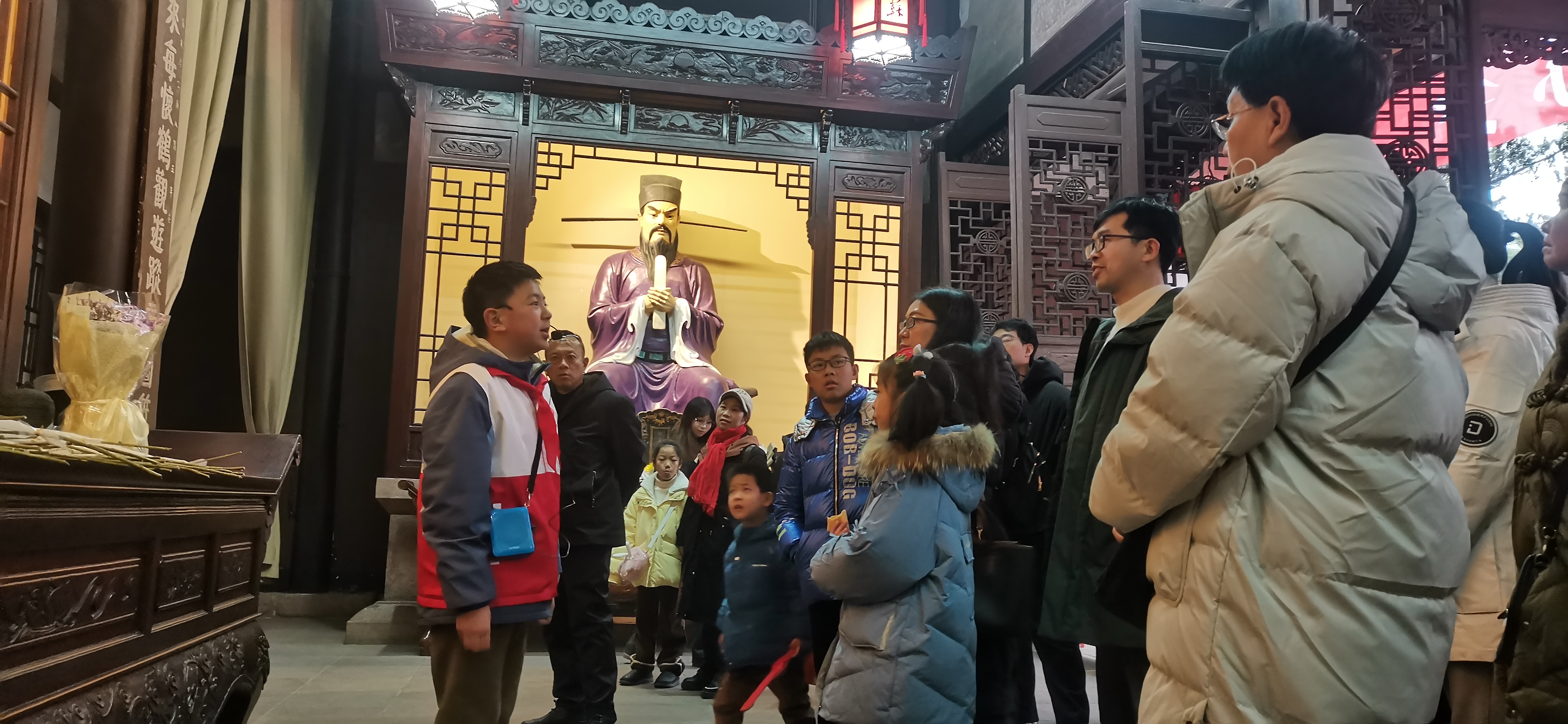 三苏祠景区，红领巾志愿者为游客讲解三苏文化、东坡文化。