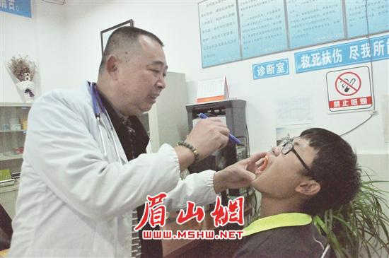 郭建给学生诊疗。.jpg