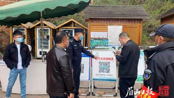 执法民警在幸福古村宣传森林防火知识。