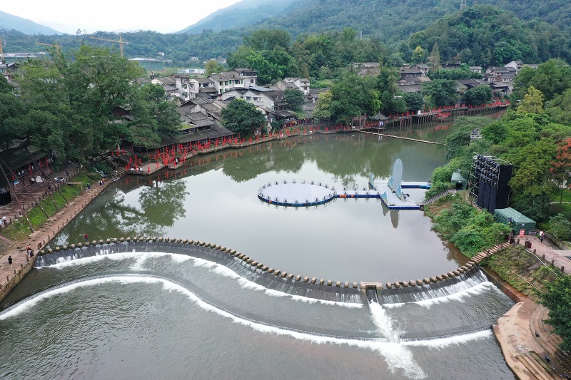 启动仪式节目彩排现场。