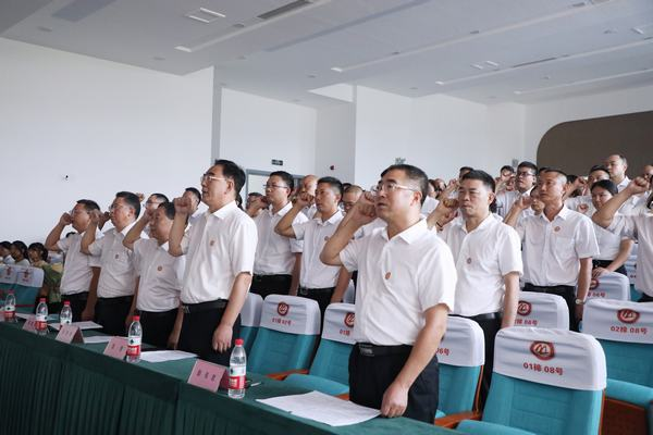 全体教师重温了教师誓词。