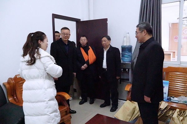 与教师进行交流。